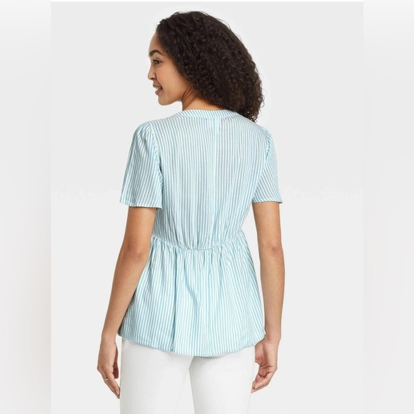✨5/$15 Isabel Maternity by Ingrid & Isabel Short Sleeve V-Neck Maternity Shirt M - Picture 2 of 6